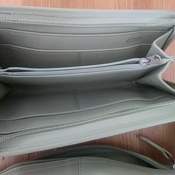 Coach - Picture 3 of 4